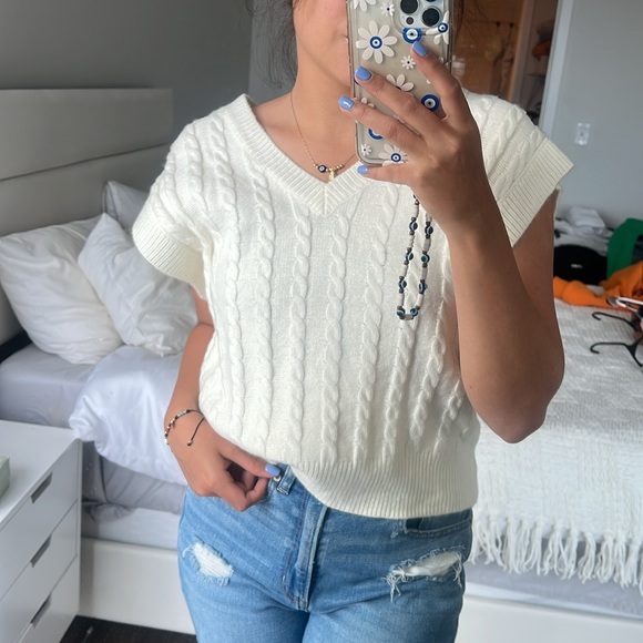 Cupcakes and cashmere white sweater vest - Picture 2 of 3